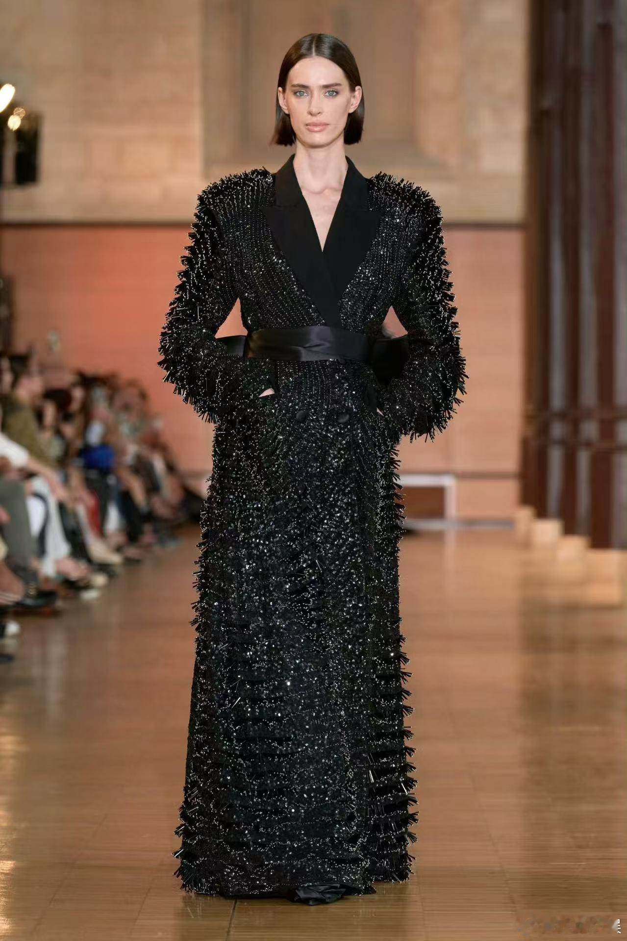 刘宇宁高定大衣刘宇宁黑色高定刘宇宁高定大衣，帅，[可怜][可怜] ​​​