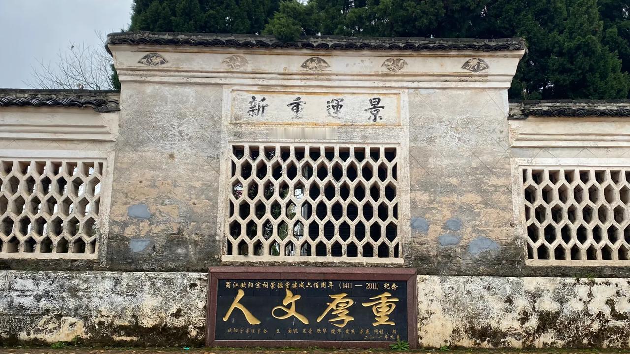 #上联：伞遮春夏秋冬雨，求下联？# 墙挡东西南北风。