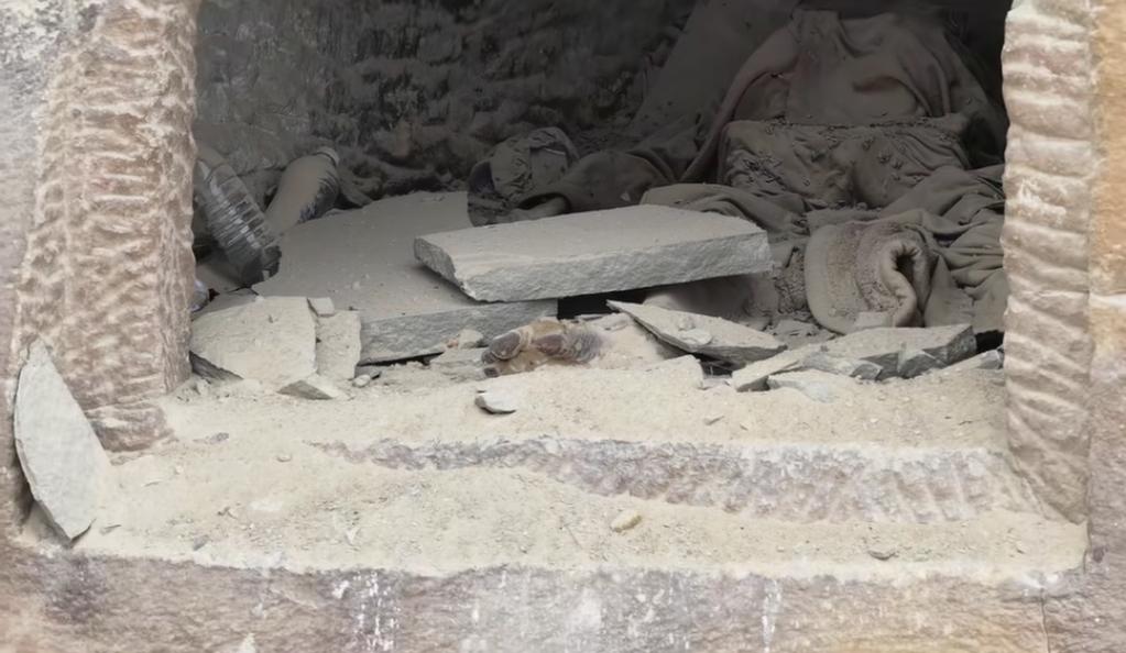 2025年12月4日，有一名博主拿着无人机在重庆石柱摇儿坡渝宜高铁施工工地旁崖洞