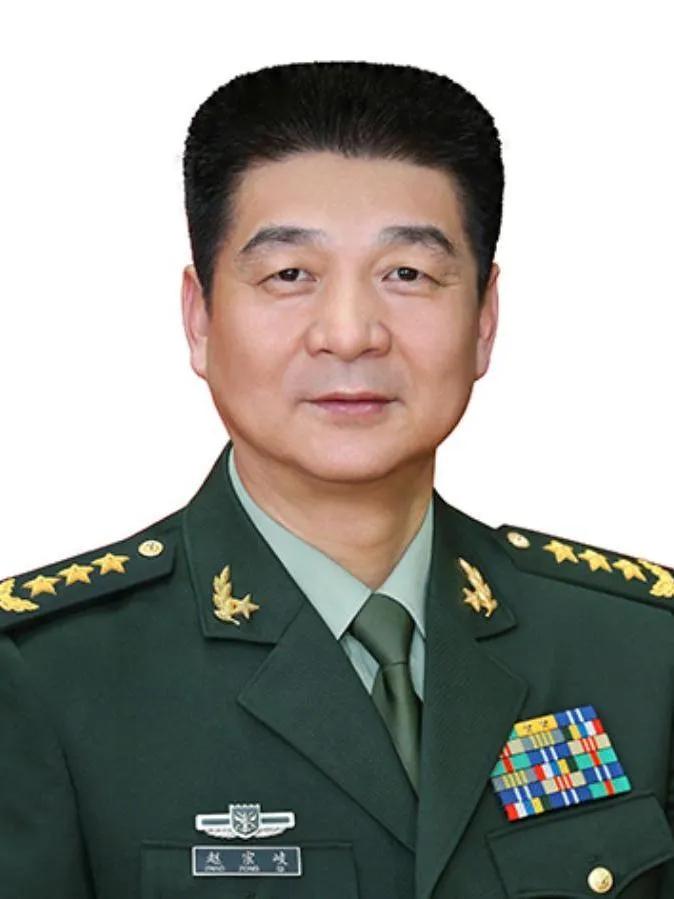 赵宗岐将军，他黑龙江宾县人，46岁时被授予少将军衔，57岁担任军区司令员，60岁