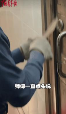 笑不活了！广东惠州，女子半夜被锁门外，她花50元找开锁师傅。万万没想到，开锁师傅