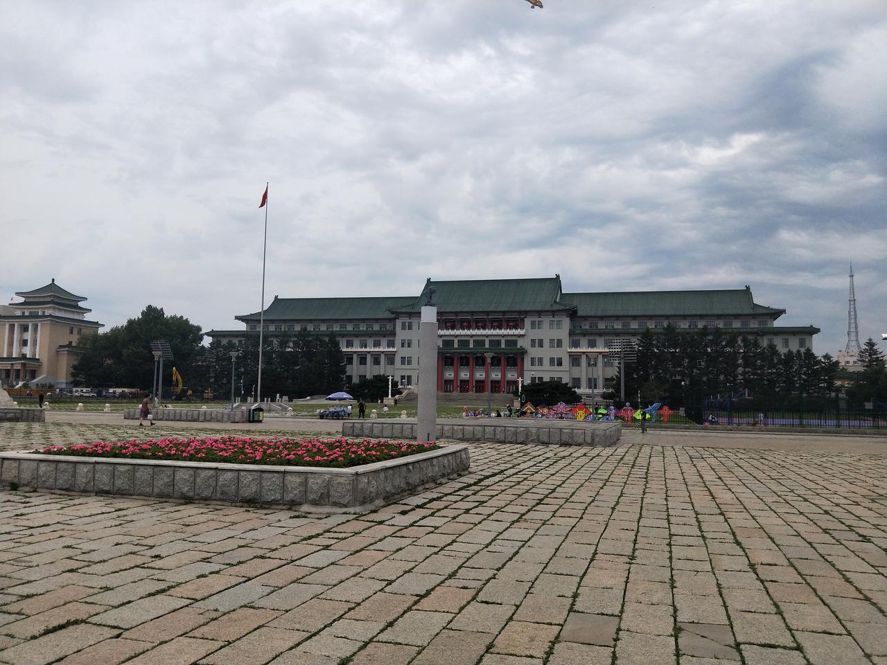 夏日生活打卡季今日暑伏，春城送走多日阴雨，将要迎来夏日高温天气。打卡长春文化广场