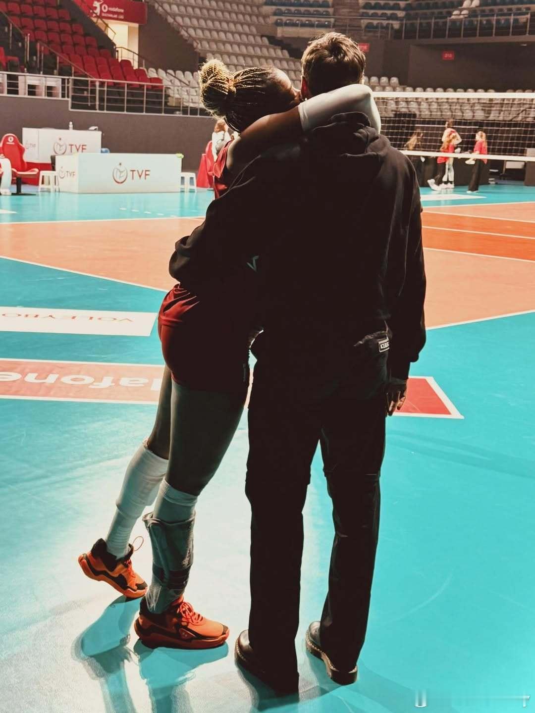 爱情事业双丰收的塞拉🔥。女排国际排坛动态