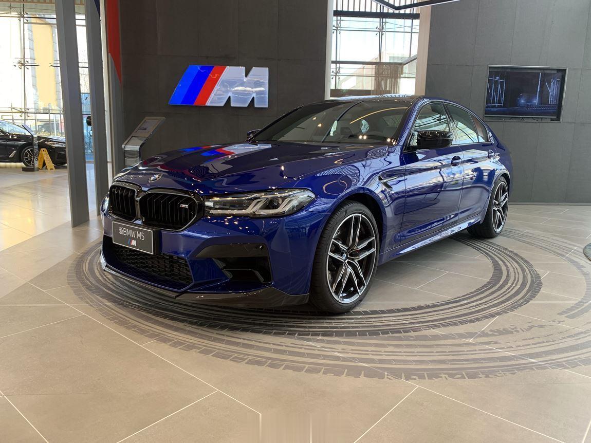 宝马 M5 50周年纪念版 现车[酷]滨海湾蓝，搭配银石白/黑内饰带宝华韦健音响