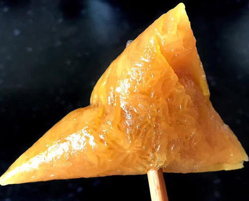 宁波人的端午灵魂是碱水粽揾白糖豹纹碱水粽蘸白糖 ，那一口便是宁波人过端午独特的味