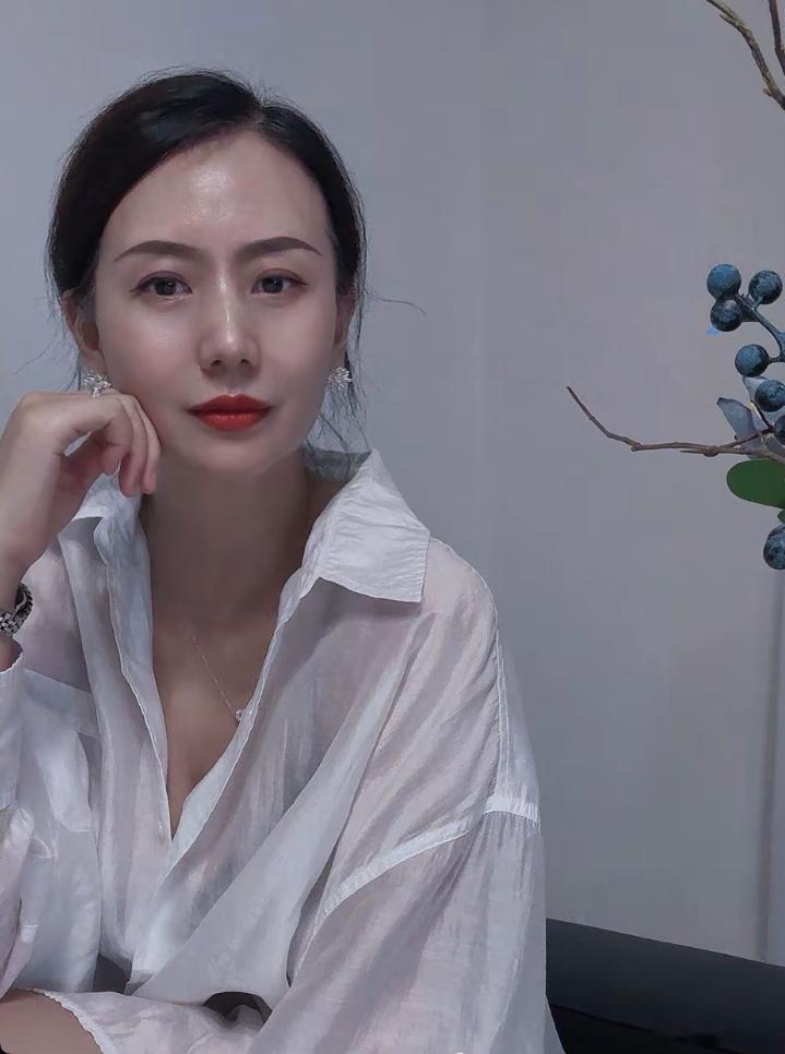 白衬衣小阿姨 ​​​