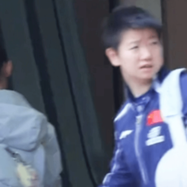 确实有点风流倜傥啊，好有型的背影 