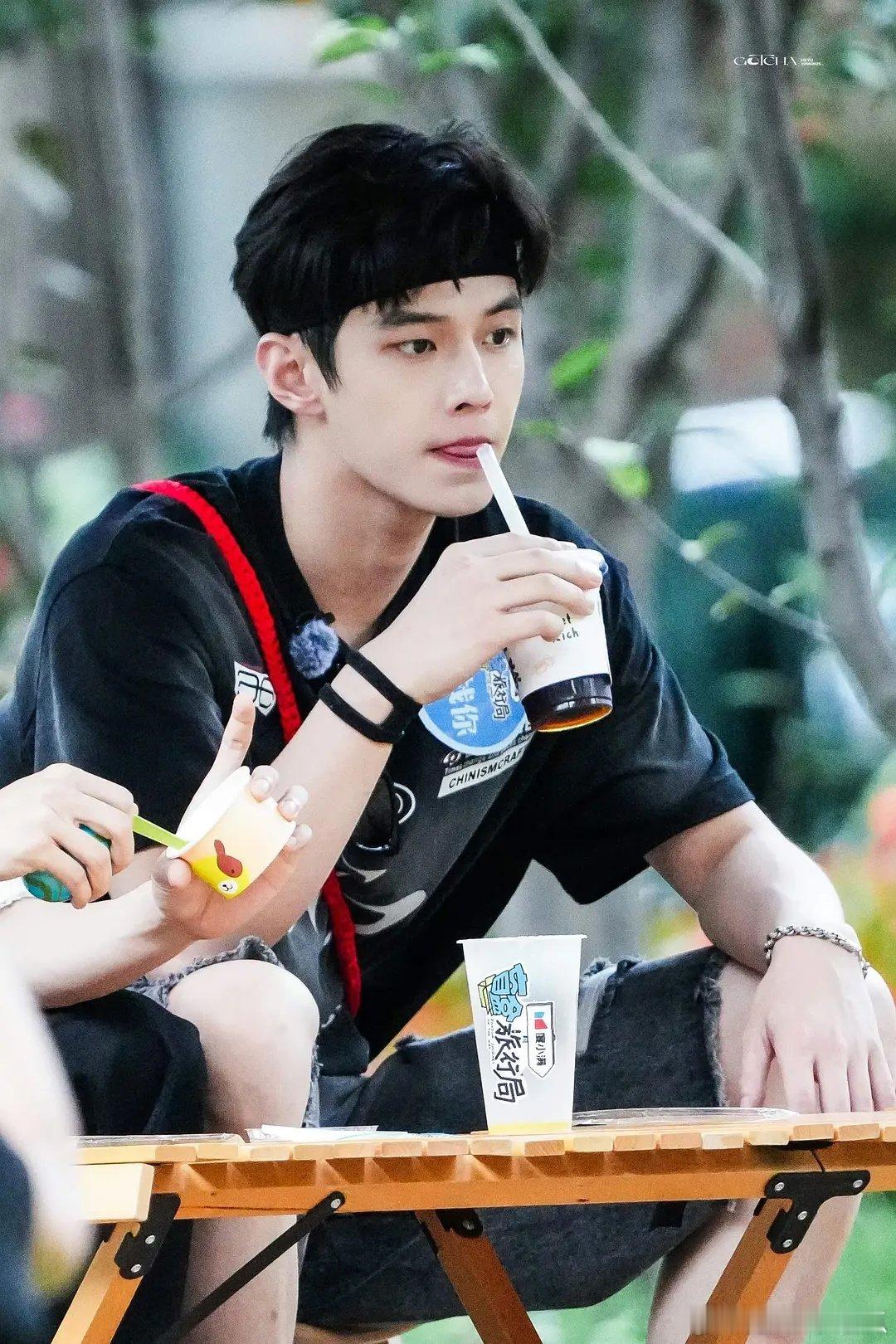 🔥一个狐狸系帅哥怎么了，何与的单眼皮就是好看 ​​​