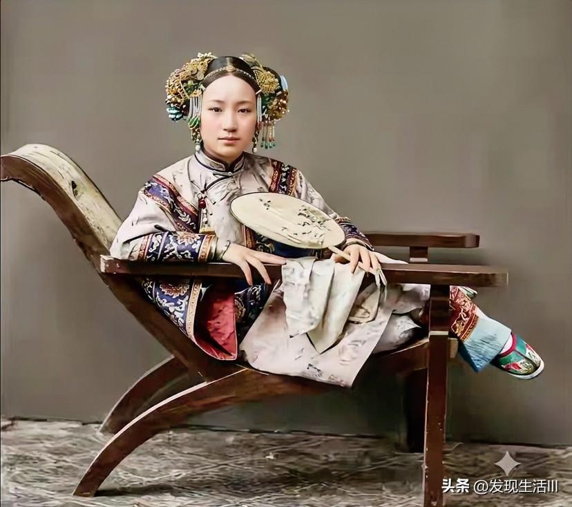 晚清，天津卫一青楼女子。眉清目秀，姿色绝美。

晚清北方青楼崇尚“南式娇娘”风韵