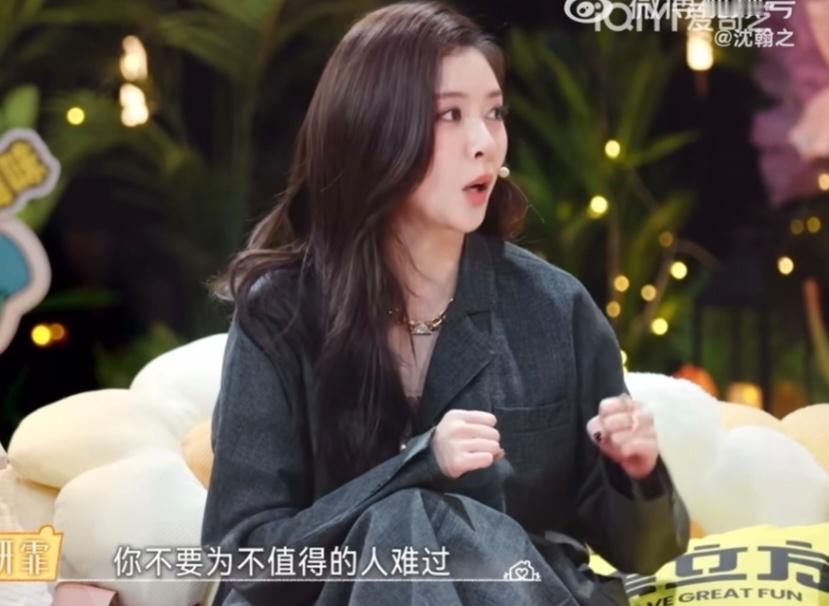 宋妍霏字字不提爱字字都是爱看宋妍霏在《恋爱兄妹》分享家庭，一句“轻松”太戳人！父