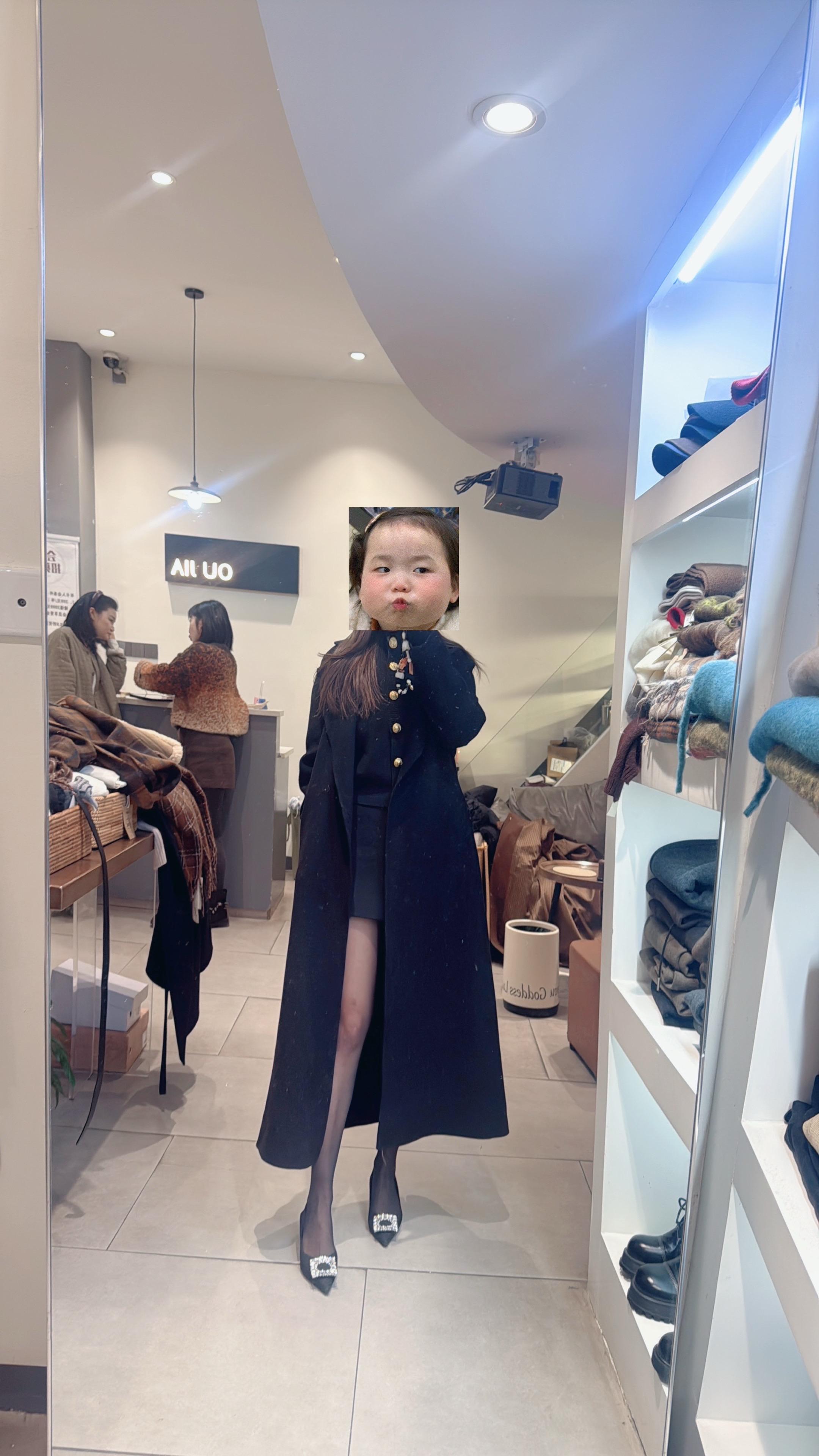 我可以一直吃同样的饭，反复听同样的歌，一个东西坏了，我都要买一个一摸一...