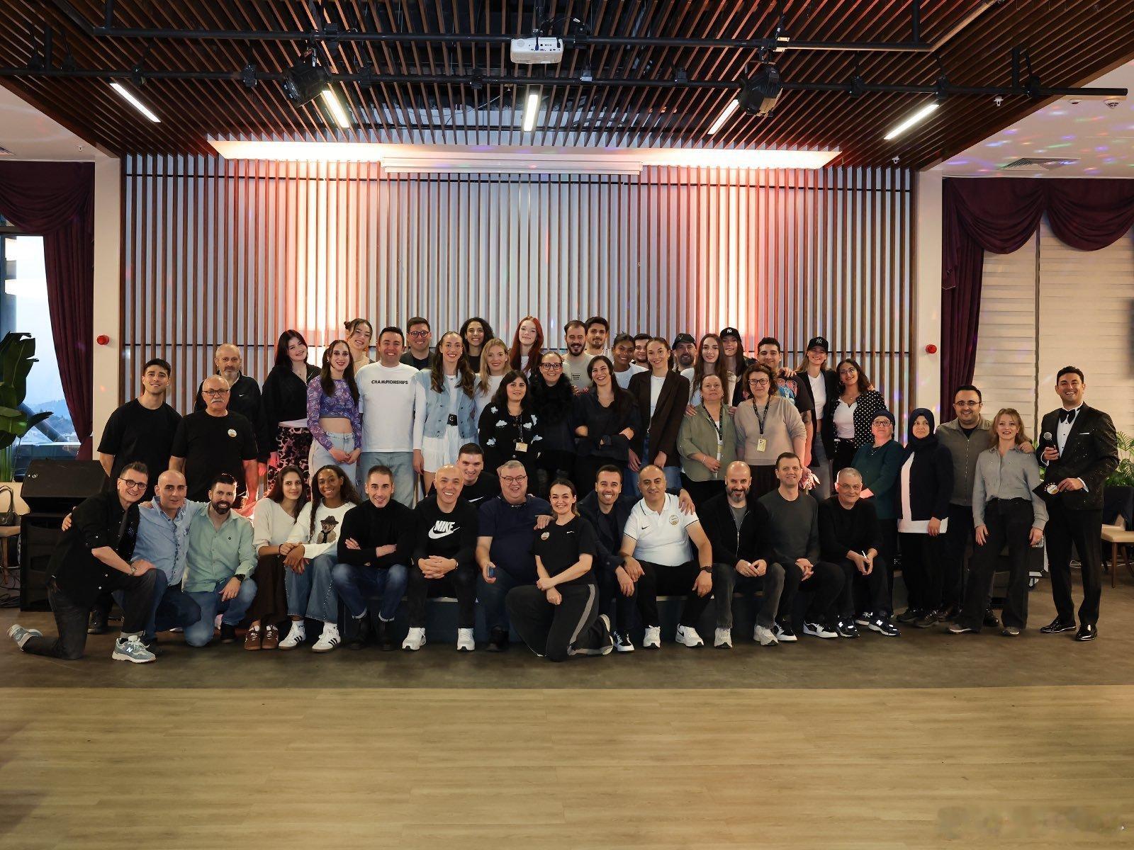 瓦基弗银行全体人员新年聚餐世界女排新闻