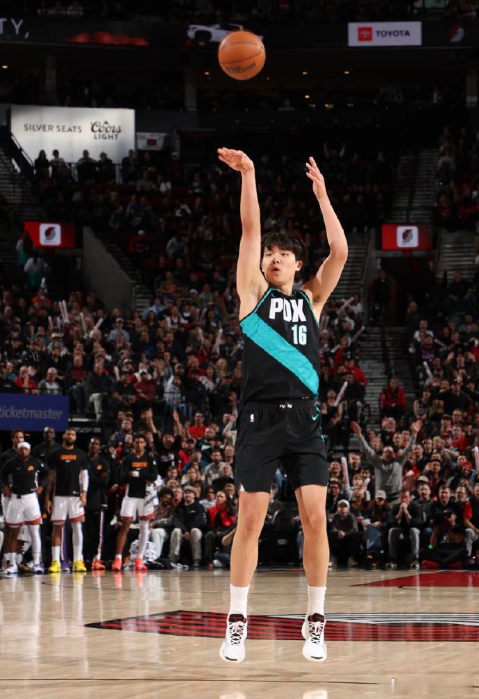 杨瀚森刷新单场得分新高 在开拓者对阵太阳的NBA常规赛中，杨翰森获得替补登场的机