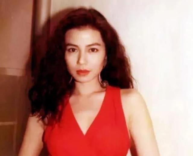 1983年，一个50岁的富商掏出一张100万的支票，色眯眯地对 钟楚红 说：“钟