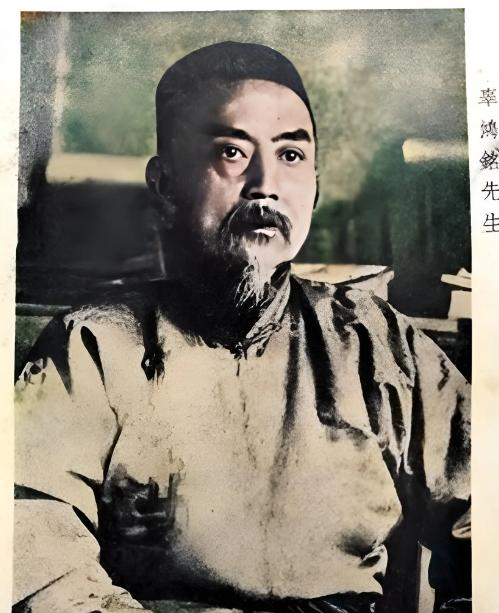 1891年，洋人嘲讽国人不懂外文，辜鸿铭当场拿起英文报纸，倒着流利朗读全文，以此