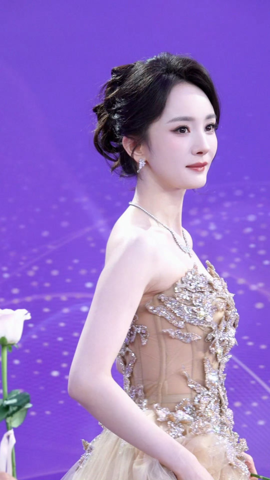 杨幂现场换发型了第38届百花奖红毯，杨幂带来亮眼的红毯呈现。从出发时简约盘发，到