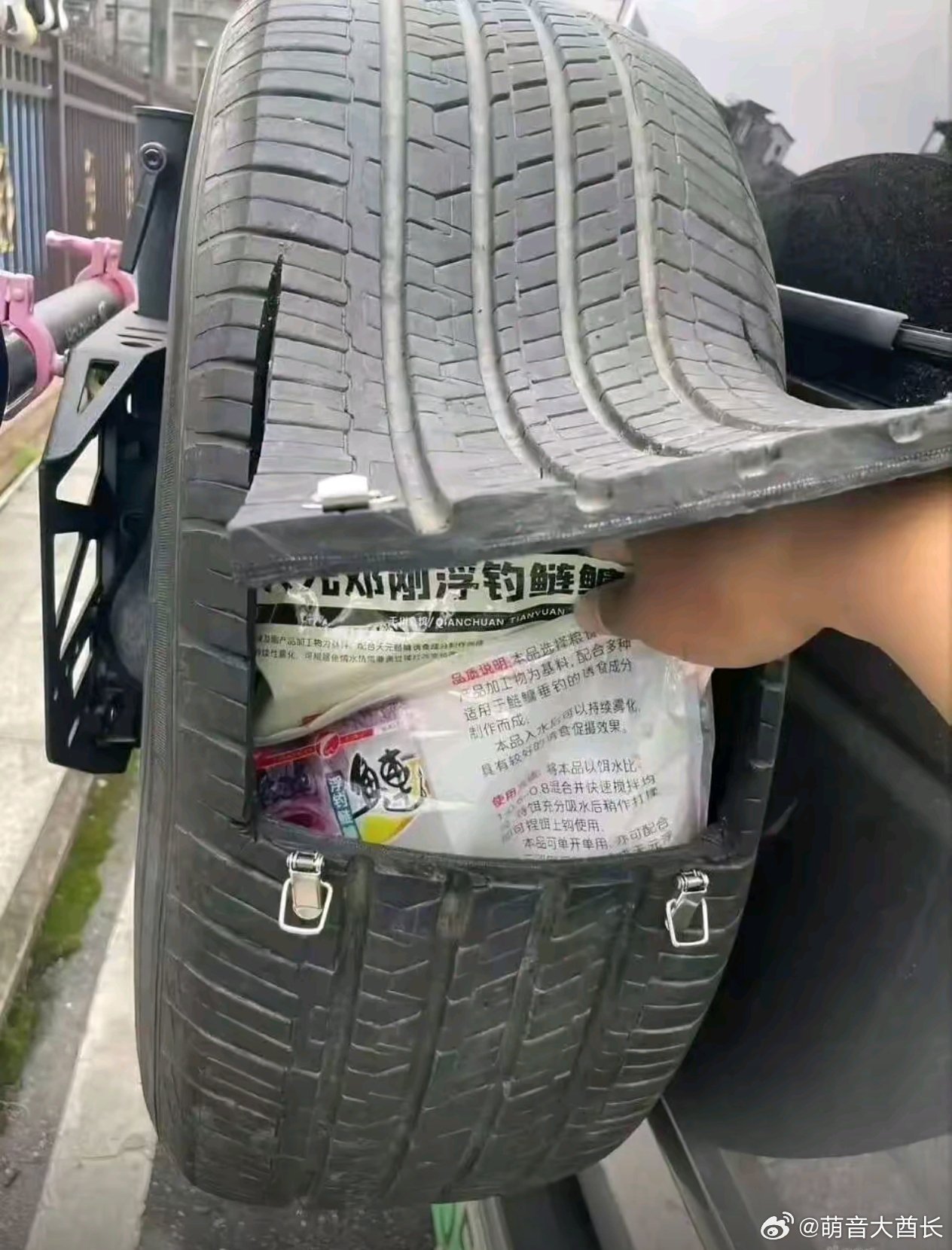 起初我以为是藏毒被发现了，没想到是钓鱼佬这是啥操作？老婆也能发现啊。 ​​​