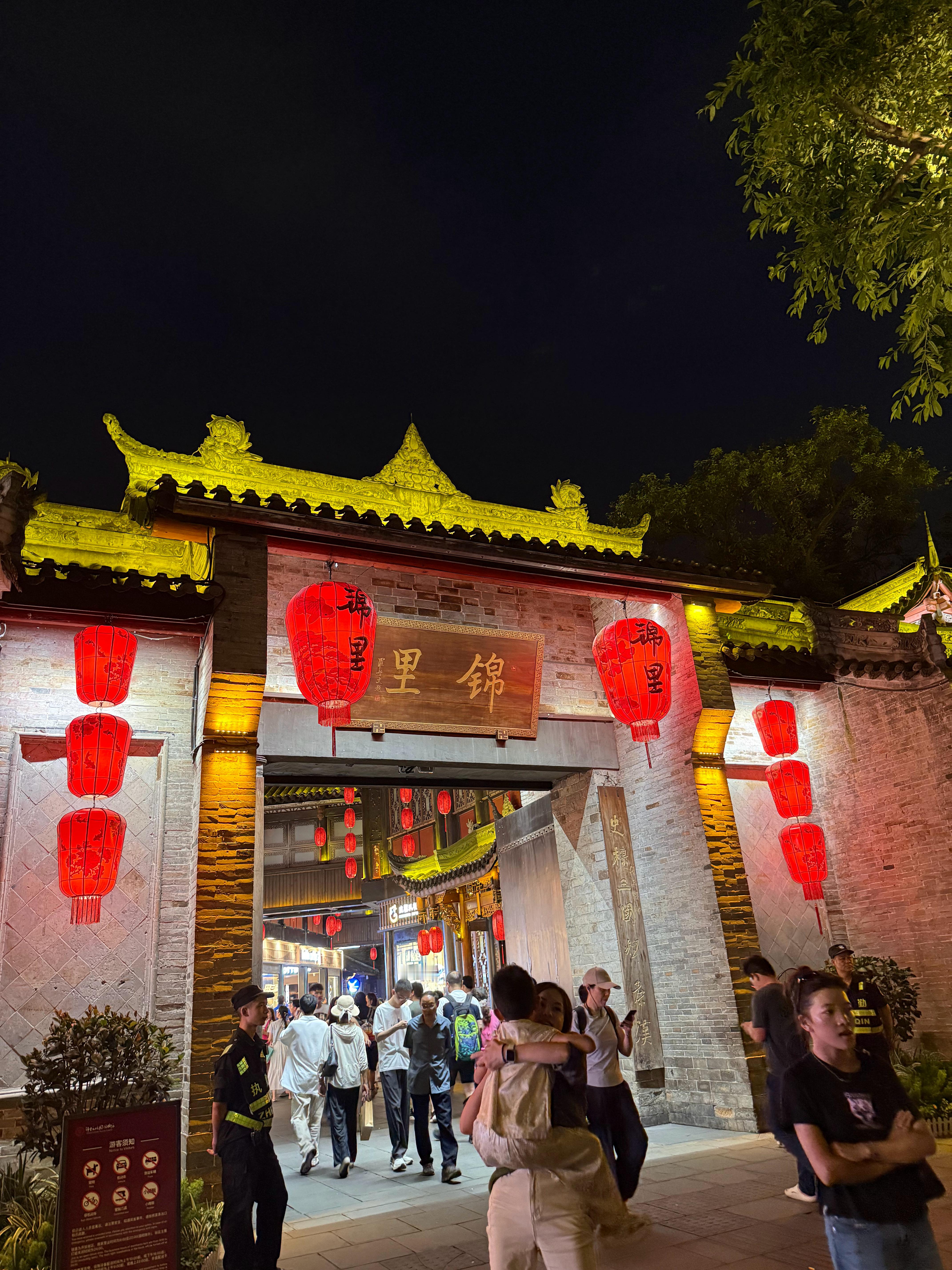 以下是一些水果种植的小妙招：1芒果核剥出来，包在纸巾里，喷上水，放在密封袋中发芽