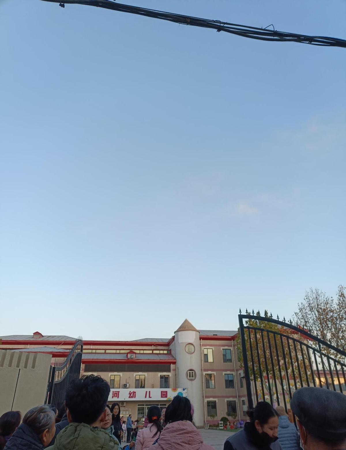 孩子从私立园转到公立园，家长第一反应是“怎么这么严”？
放学时间固定，接送卡管得