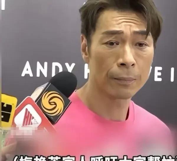 "那当然！"面对镜头，许志安没有掩饰自己的情绪，脸色铁青地丢下这句话。此前记者追