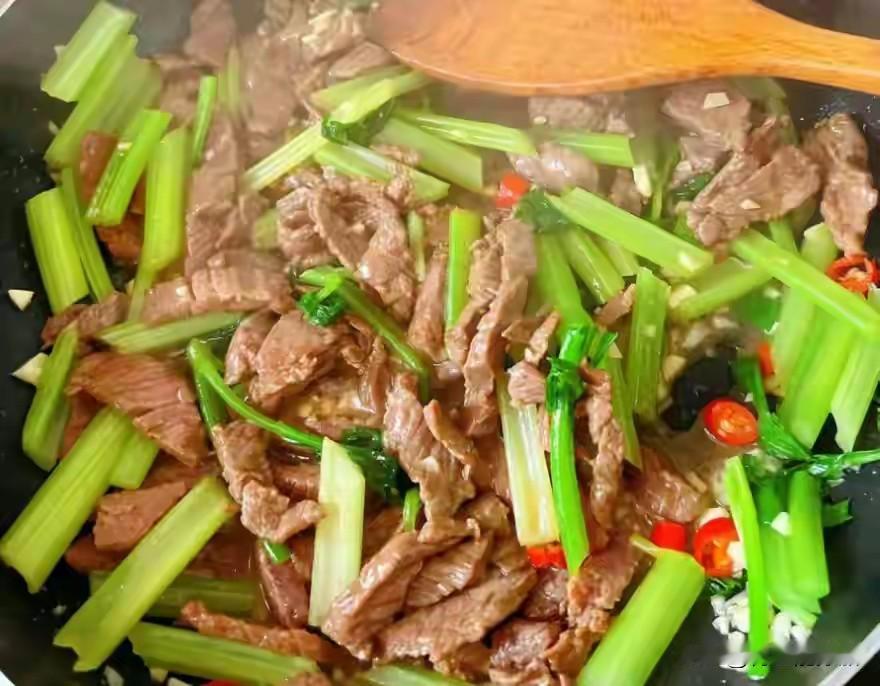 ** 饭店的芹菜炒牛肉为啥那么嫩？大厨偷偷告诉我3个诀窍，一学就会！

**第一