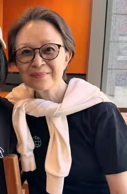 有网友近日在美国旧金山一家咖啡店偶遇刘莉莉了。这67岁的状态也不算年轻了，就是一