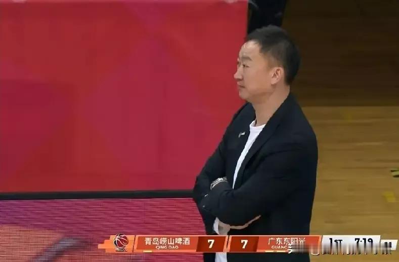 看这架势，青岛崂山啤酒队稳赢广东队

从上半场比赛看，由于广东队缺少了大中锋，内