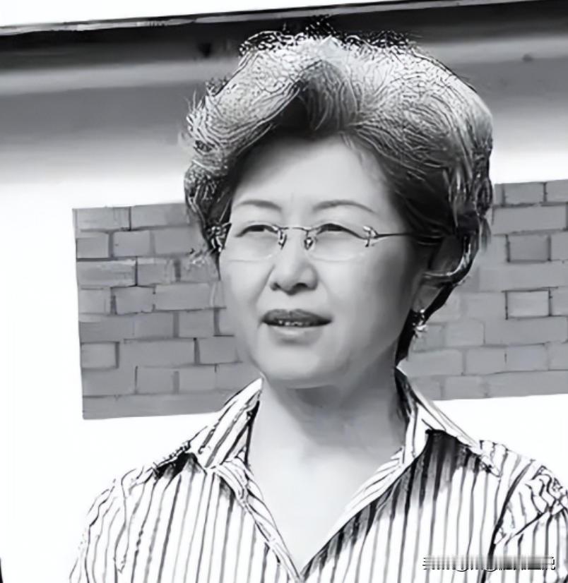 她在毛主席身边工作11年，晚年与主席同月同日离世，一生未婚。她叫王海容，在毛主席