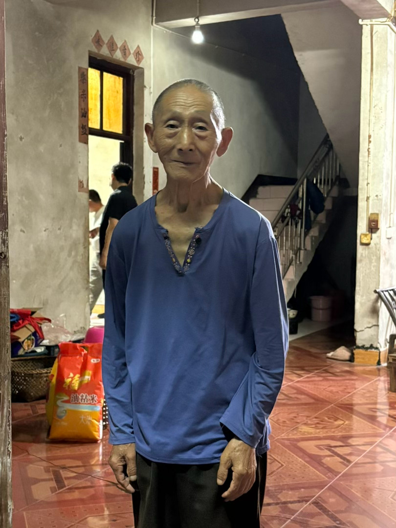 在对口扶贫的桑植县，跟着干部在山里，慰问贫困老人家庭。驻村干部和我说，每次觉得工