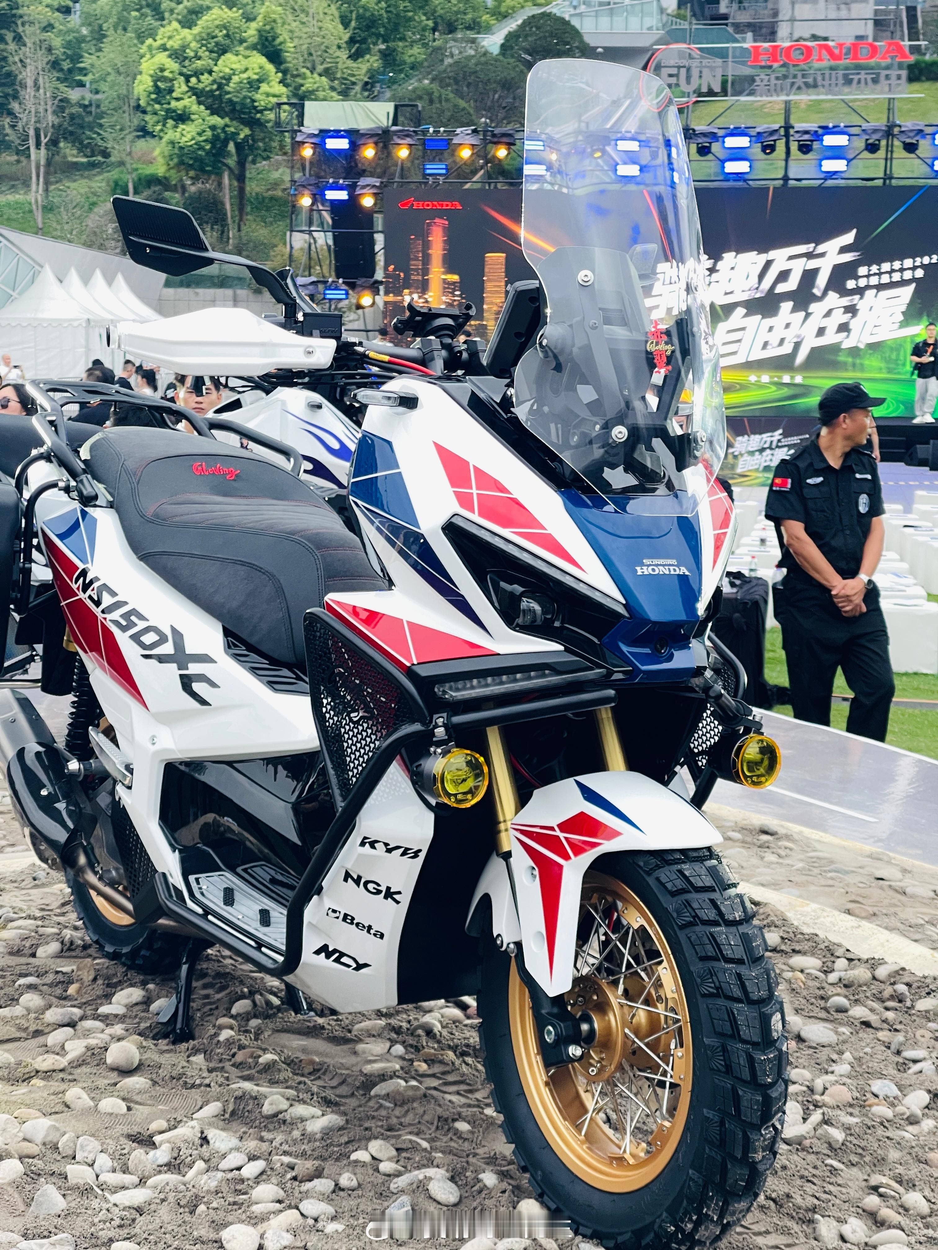 NS150XC 作为品牌旗下首款 ADV 踏板车型，新大洲本田将其定义为 "15
