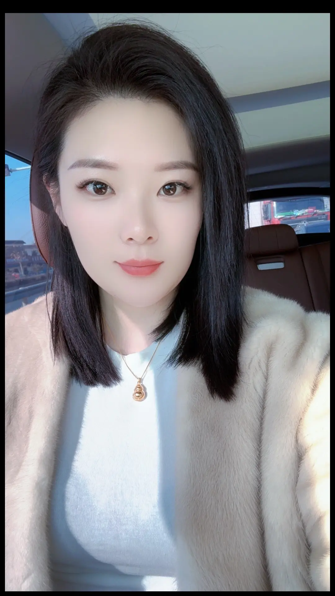 “一年即将尽  万事已随风          愿新年胜旧年 愿将来胜过往。”