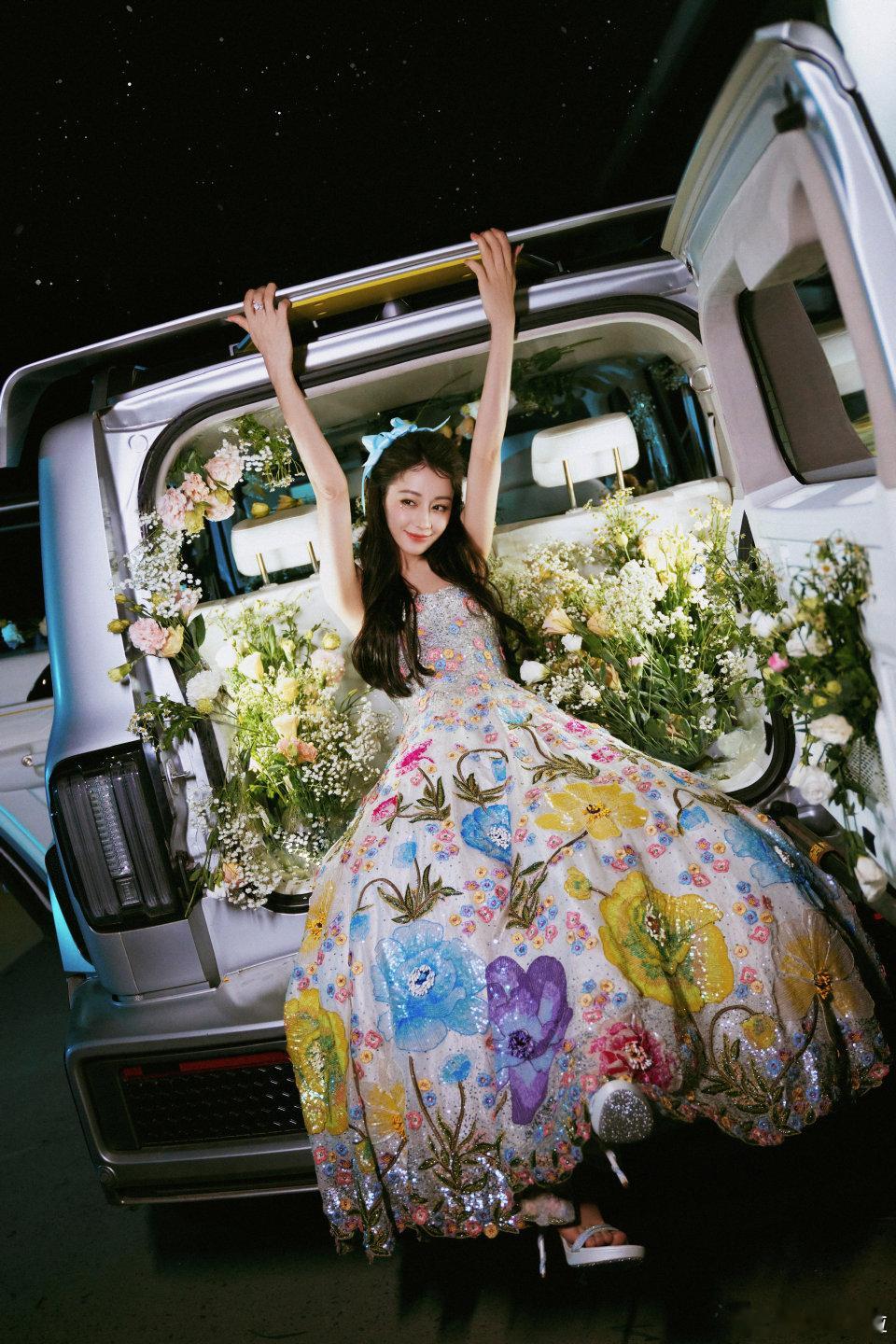 同样花花绿绿的裙子，赵丽颖的阿玛尼高定还没迪丽热巴的野鸡高定穿得好看，闵塔鲨还不