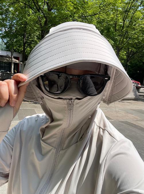 不知道你们发现没有
这几年，一到夏天，满大街的女性朋友，不管老的，少的，出门都把
