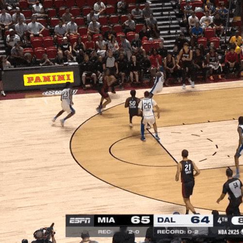 够炸裂！预订夏联最佳扣篮！热火威廉姆斯强势突破，飞到空中躲过防守，一记拉弓单手隔