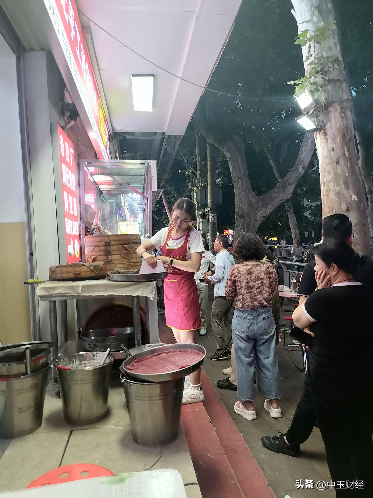 米皮店打工的小姑娘，看上去也就十七八岁，但是这家女皮店的生意很好，小姑娘忙的连轴