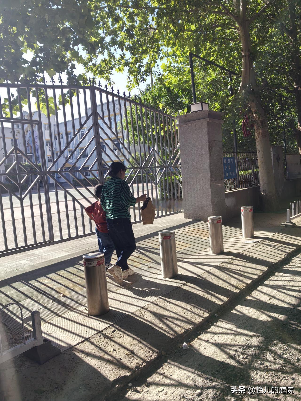 “小何，过来晒会太阳”
“叔，我还没到晒太阳的时候呢”

公园休闲椅上八十多岁的
