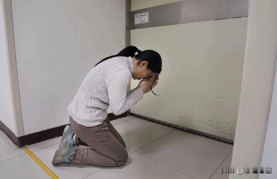 看看医院特别是ICU的墙上患者家属写下了多少恳求？又许下了多少心愿？ICU墙外，