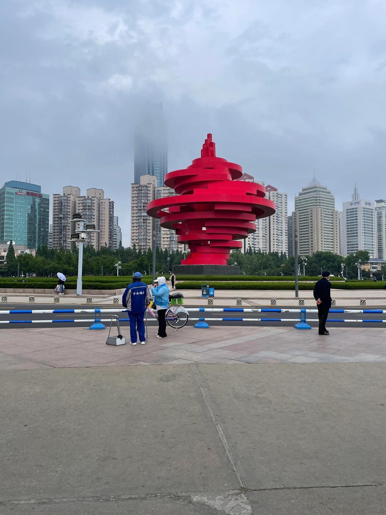去年6月份，我到青岛旅游了几天，使我感到青岛不仅是一座美丽的海滨城市，而且还是一