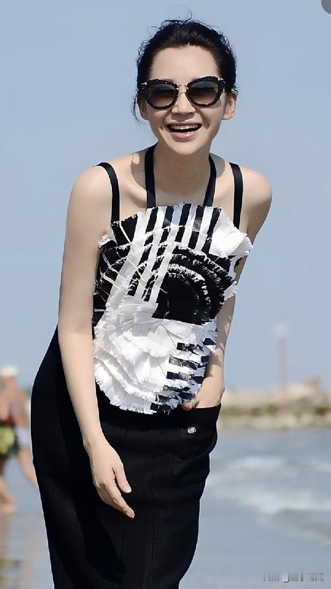 再明艳动人的许晴也步入了岁月的长河。年轻时，她眉眼灵动，身形曼妙，只需往那儿一站