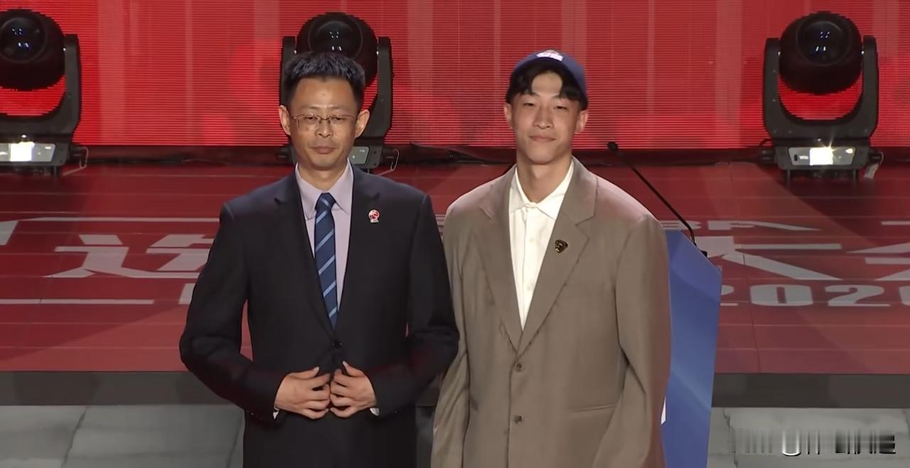 宋昕澔  曹芷豪分别获得CBA选秀大会状元榜眼。

宋昕澔（2003年 / 18