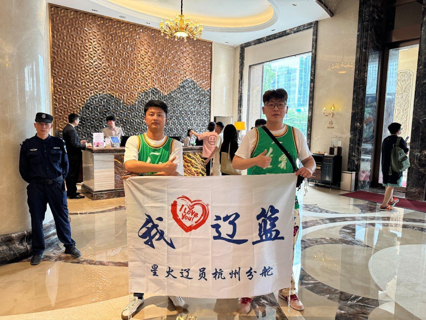 不远万里，为爱奔波。我们热爱的不是胜利之师，而是站在灯塔下，因你们的照亮砥砺前行