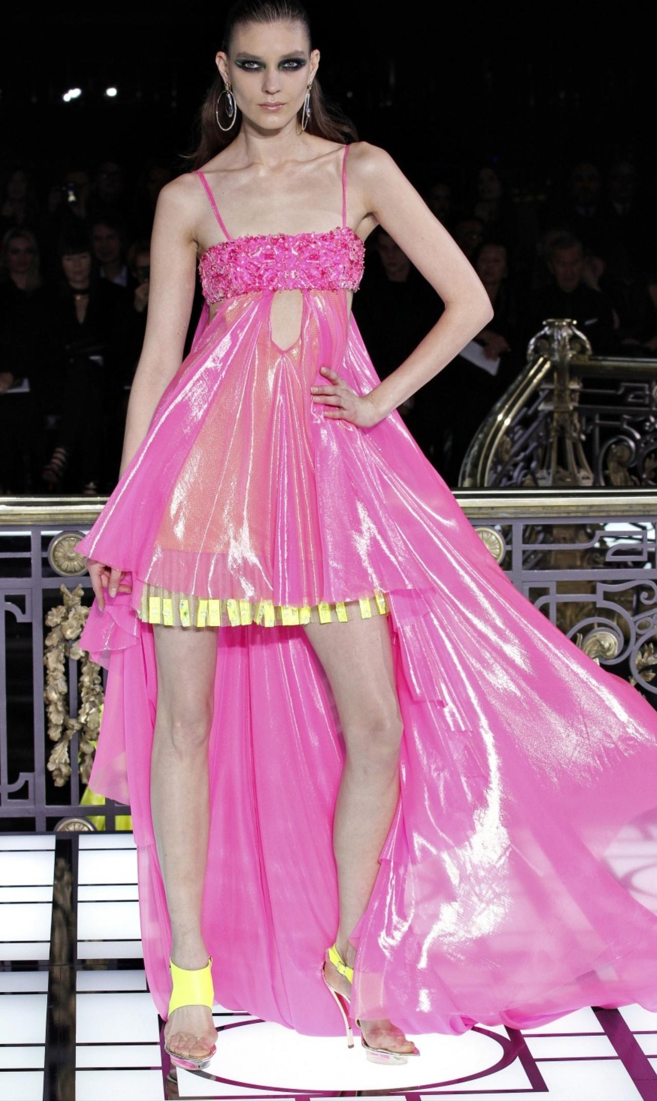 Versace 2013春夏高定系列，只用三种颜色便写就了一首视觉史诗：午夜黑、