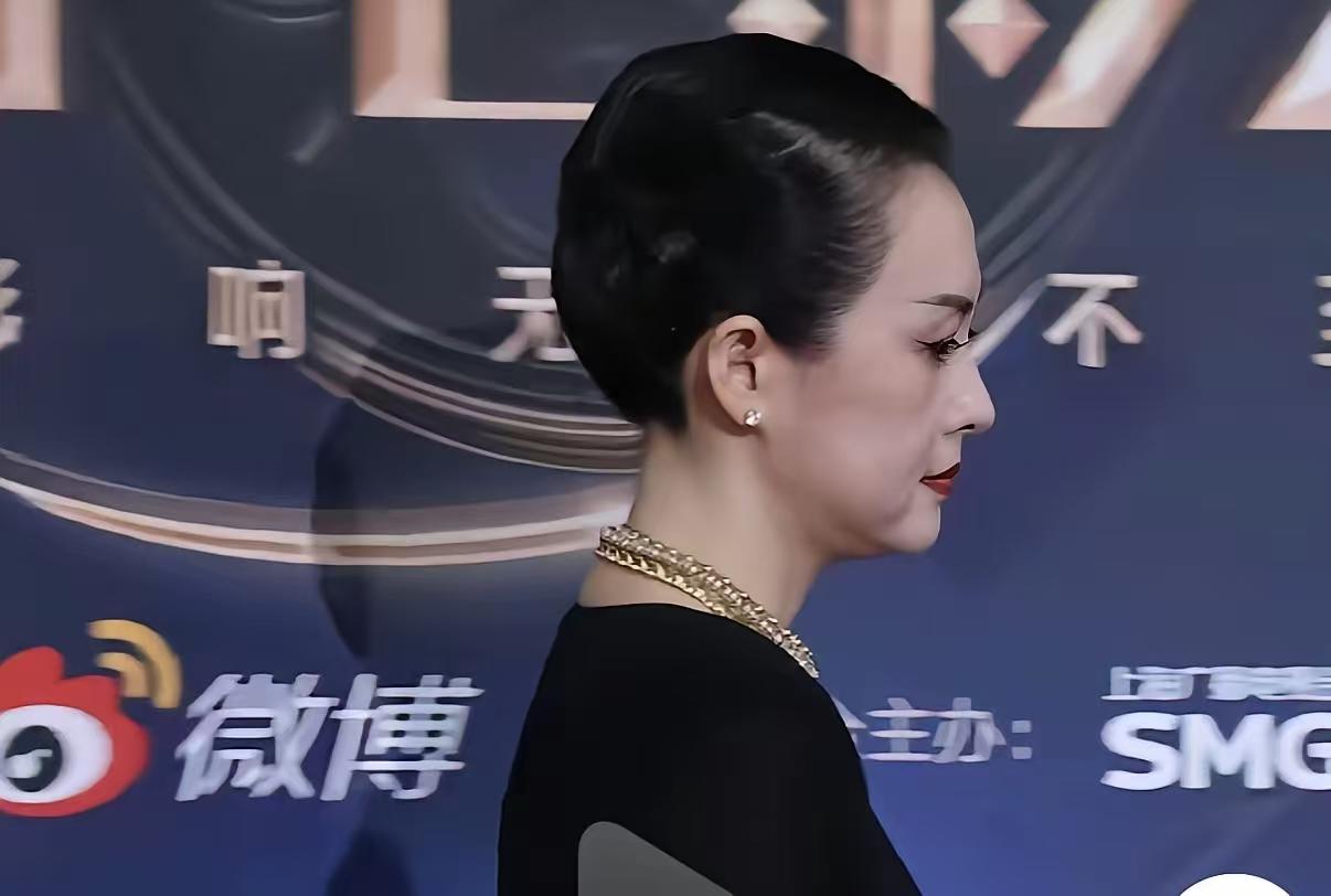 一年前的章子怡脸就已经变了，这完全不同的两张脸，眼睛、鼻子、嘴巴连形状都完全没有