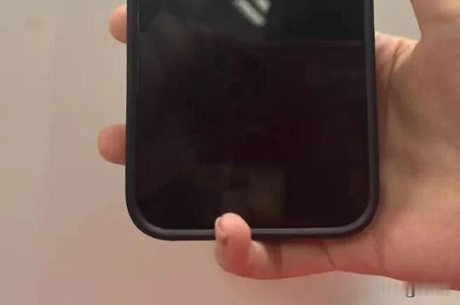 说的就是你！
你在用小拇指当支架吗？
央妈喊你快改掉，
否则后果很严重！
吓得我
