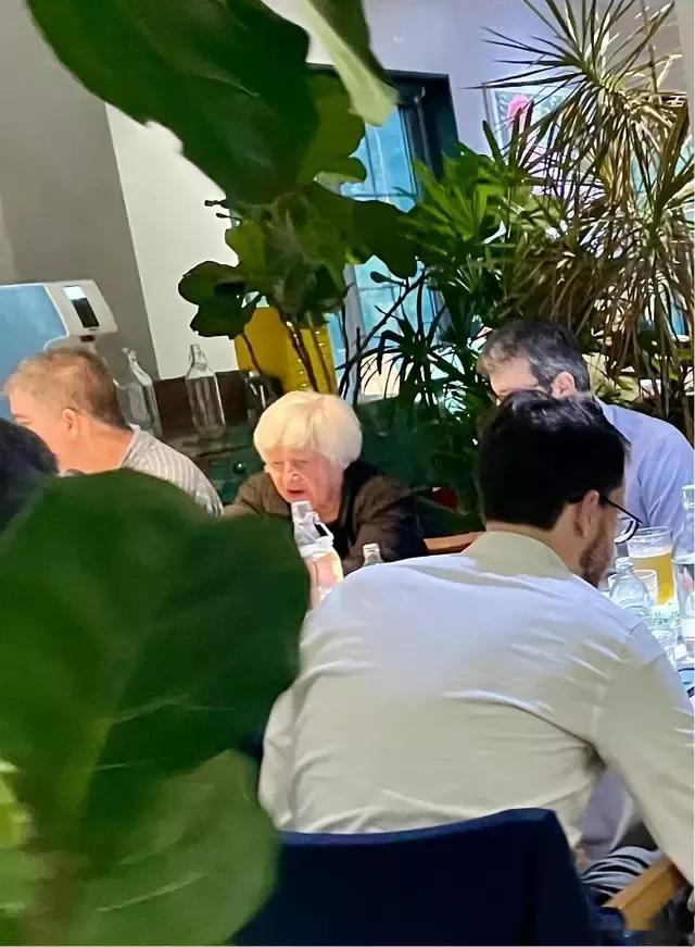 耶伦老太访问中国，吃饭都是自掏腰包下馆子，咱们连顿盒饭工作餐都不管，是不是有一点