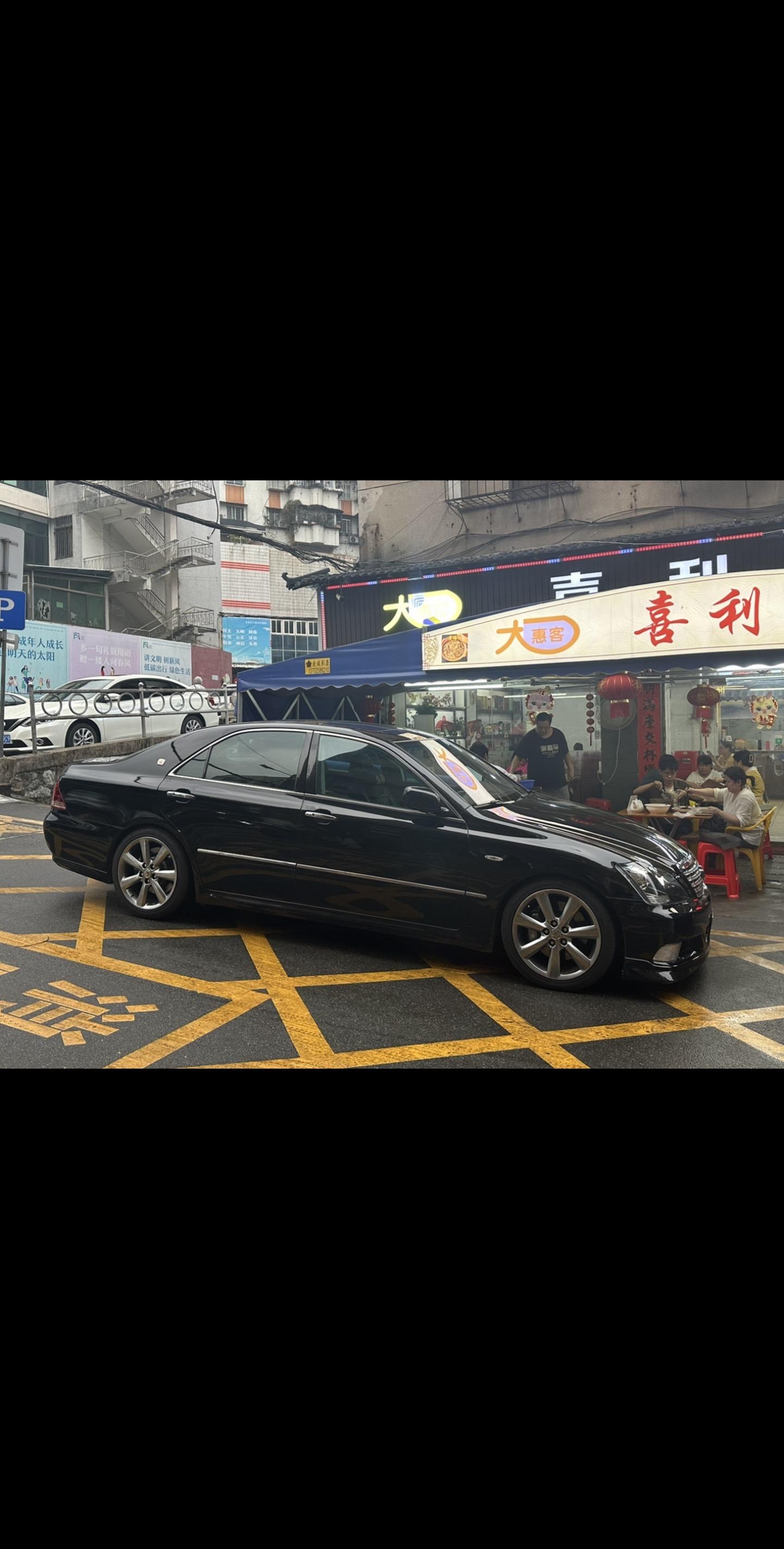 大排档外面停着的精神老车。