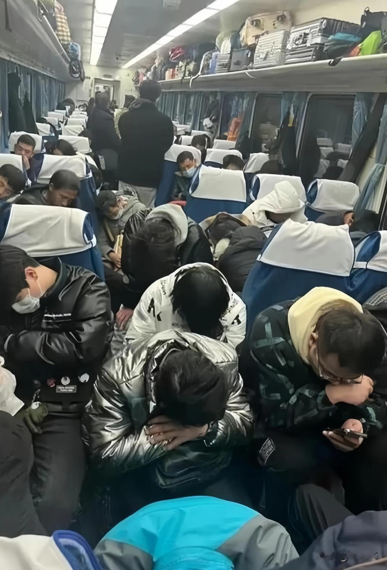 坐火车买了站票，没座位怎么办？告诉你一个很实用的小技巧，轻松“白嫖”:

火车春