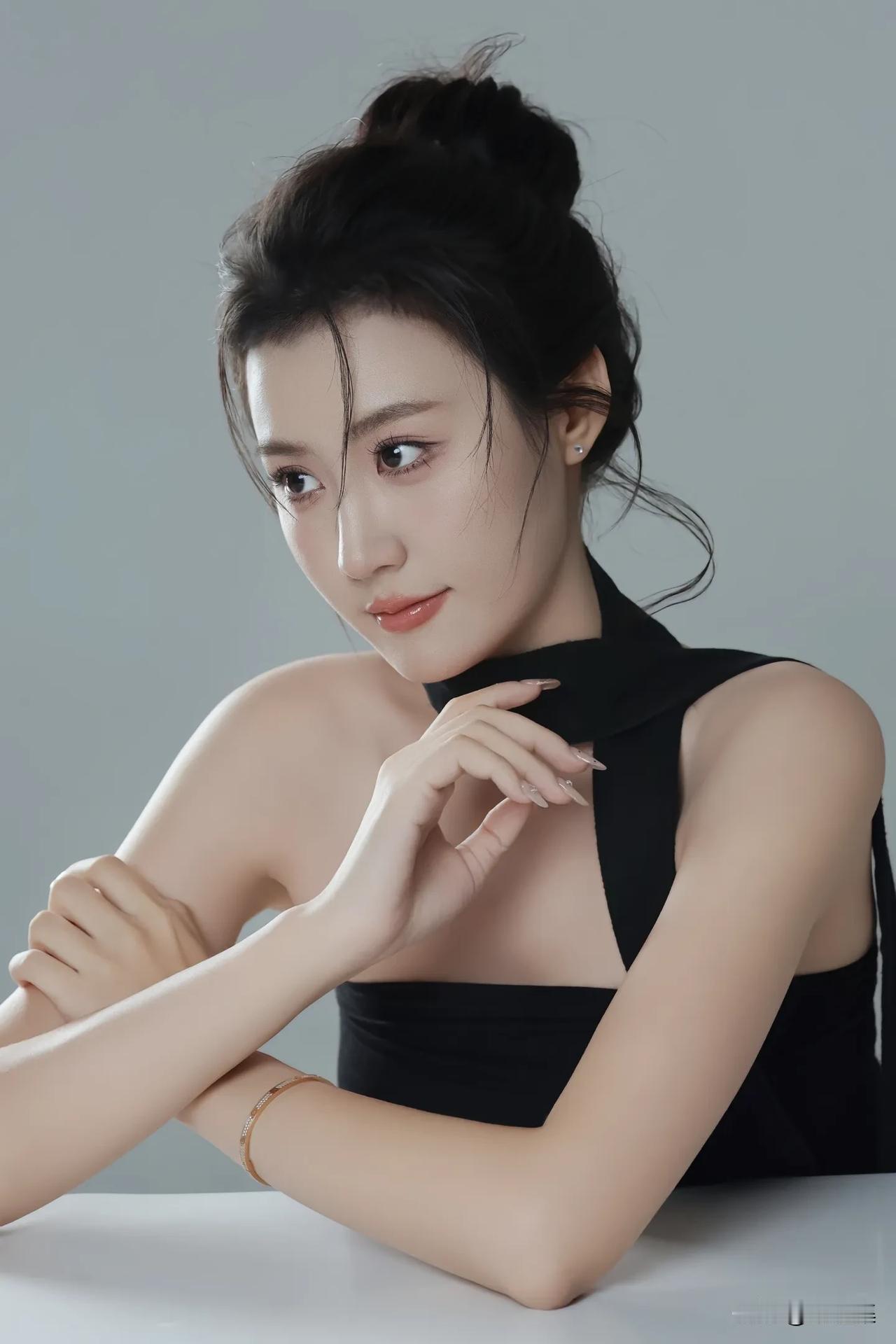 优雅黑裙，气质迷人，温柔眼神，完美呈现