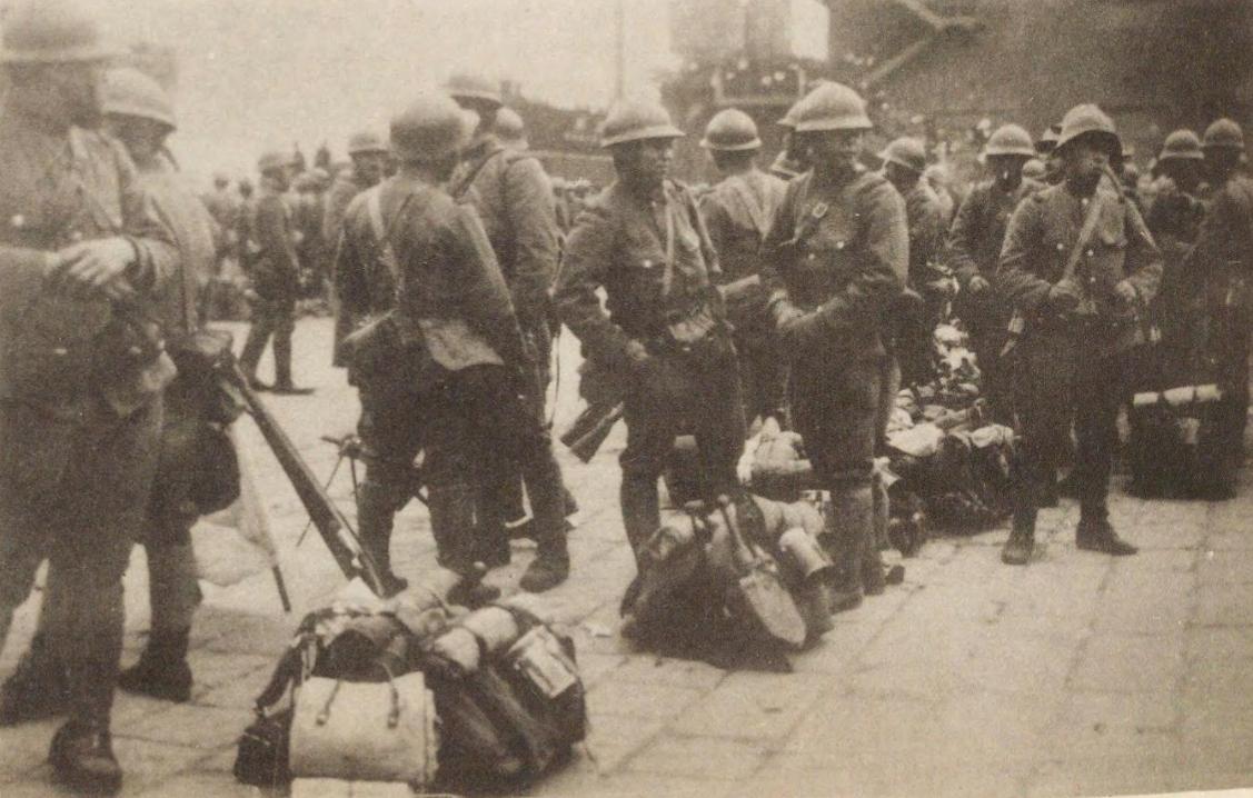照片是1931年11月8日，日本人制造天津事变后，从大连调来的增援部队。

【事