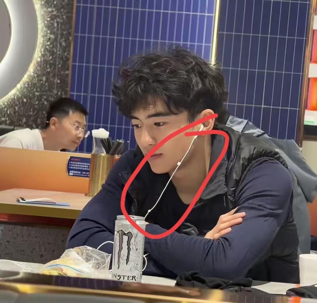 谢霆锋的儿子，在深圳餐厅带耳塞，想问问这是什么耳塞。不愧是有钱人啊。儿子
